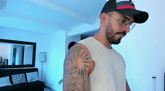 Snapshot of tony_muscle chatting on January 29, 10:01 pm tony muscle online show from January 29, 10:01 pm