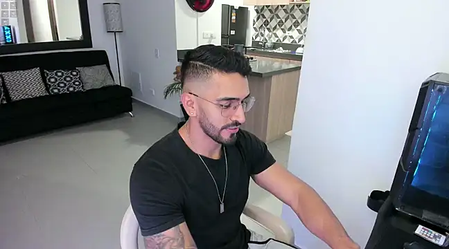 Snapshot of tony_muscle chatting on February 3, 11:47 pm tony muscle online show from February 3, 11:47 pm