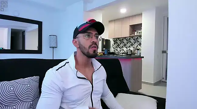 Snapshot of tony_muscle chatting on February 8, 11:55 am tony muscle online show from February 8, 11:55 am