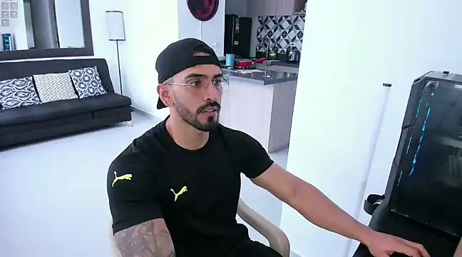 Snapshot of tony_muscle chatting on February 10, 8:31 pm tony muscle online show from February 10, 8:31 pm