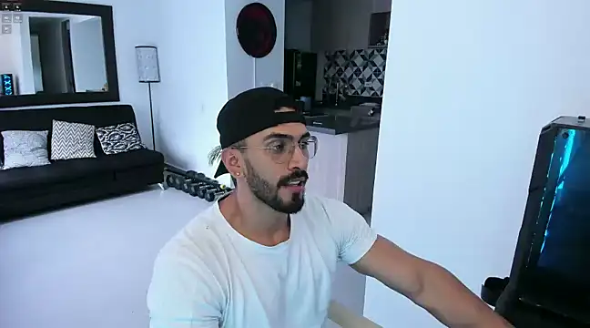 Snapshot of tony_muscle chatting on February 15, 9:37 pm tony muscle online show from February 15, 9:37 pm