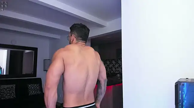 Snapshot of tony_muscle chatting on February 16, 12:41 am tony muscle online show from February 16, 12:41 am