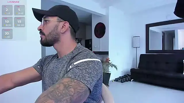 Snapshot of tony_muscle chatting on February 17, 9:19 pm tony muscle online show from February 17, 9:19 pm