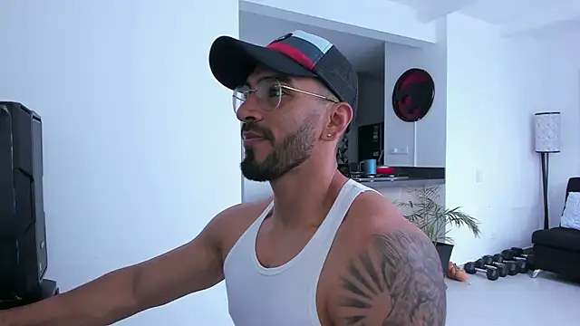 Snapshot of tony_muscle chatting on February 23, 6:34 pm tony muscle online show from February 23, 6:34 pm