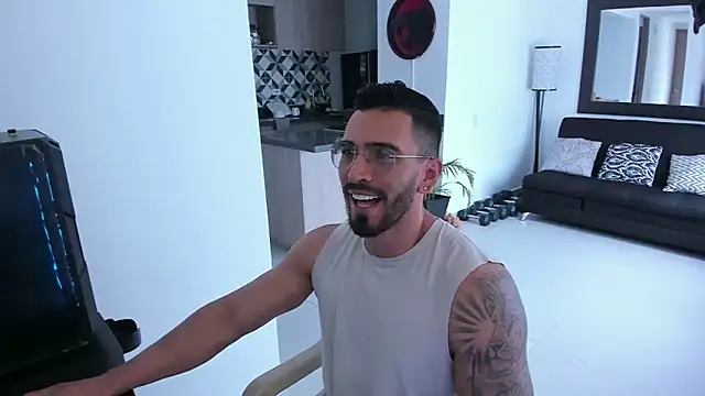 Snapshot of tony_muscle chatting on February 27, 6:53 pm tony muscle online show from February 27, 6:53 pm