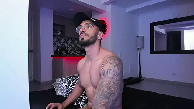 Snapshot of tony_muscle chatting on February 28, 1:05 am tony muscle online show from February 28, 1:05 am