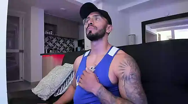 Snapshot of tony_muscle chatting on March 2, 11:20 pm tony muscle online show from March 2, 11:20 pm