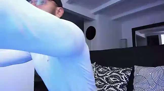 Snapshot of tony_muscle chatting on March 4, 12:29 am tony muscle online show from March 4, 12:29 am