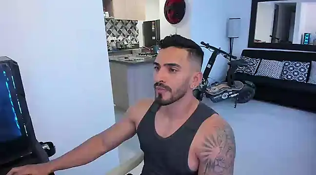 Snapshot of tony_muscle chatting on March 5, 10:54 pm tony muscle online show from March 5, 10:54 pm