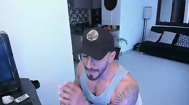 Snapshot of tony_muscle chatting on March 7, 11:05 pm tony muscle online show from March 7, 11:05 pm