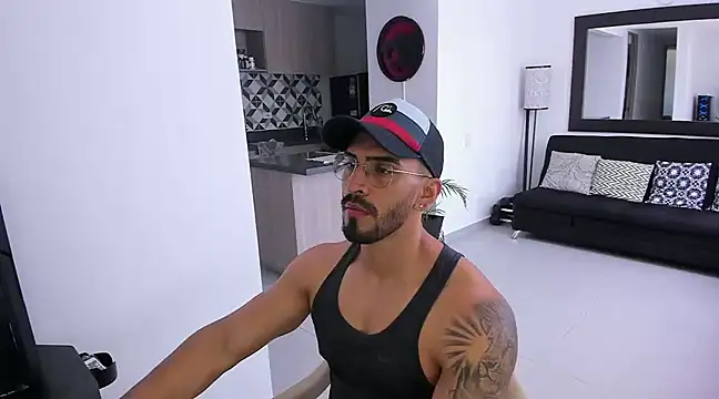 Snapshot of tony_muscle chatting on March 9, 5:17 pm tony muscle online show from March 9, 5:17 pm