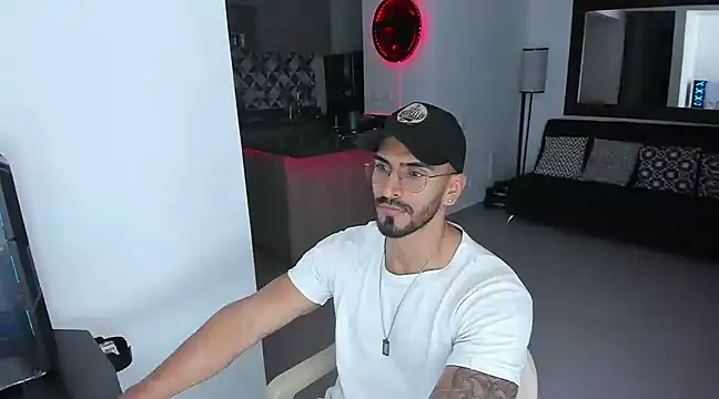 Snapshot of tony_muscle chatting on March 10, 11:49 pm tony muscle online show from March 10, 11:49 pm