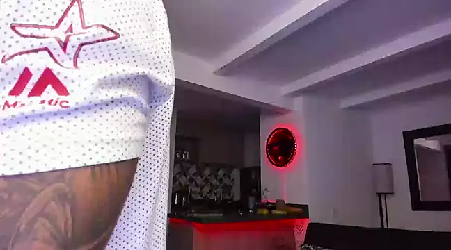 Snapshot of tony_muscle chatting on March 18, 12:38 am tony muscle online show from March 18, 12:38 am