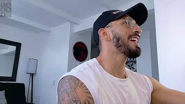 Snapshot of tony_muscle chatting on September 22, 9:06 pm tony muscle online show from September 22, 9:06 pm