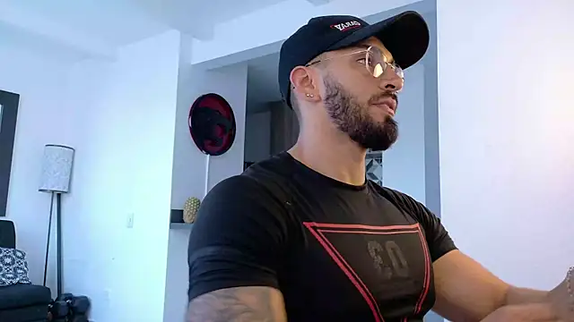 Snapshot of tony_muscle chatting on October 2, 9:55 pm tony muscle online show from October 2, 9:55 pm