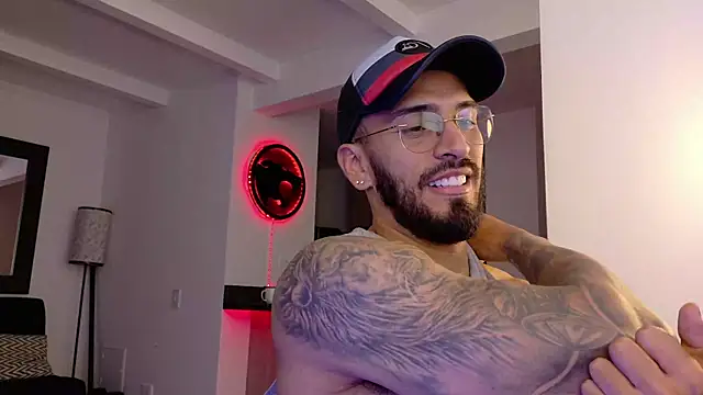 Snapshot of tony_muscle chatting on October 5, 11:02 pm tony muscle online show from October 5, 11:02 pm