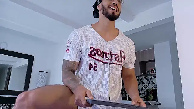 Snapshot of tony_muscle chatting on October 14, 8:42 pm tony muscle online show from October 14, 8:42 pm