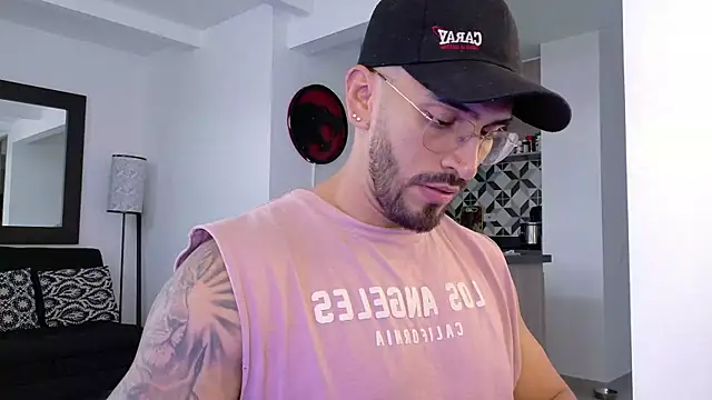 Snapshot of tony_muscle chatting on October 18, 8:31 pm tony muscle online show from October 18, 8:31 pm