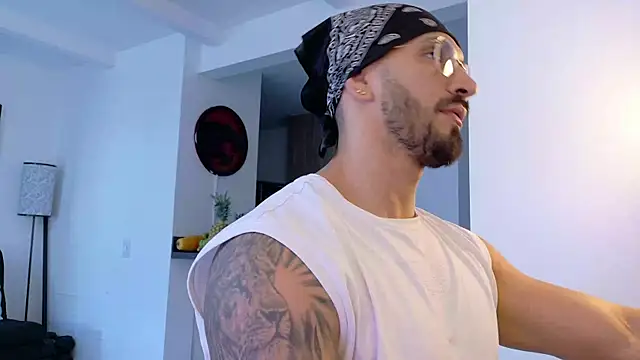 Snapshot of tony_muscle chatting on October 25, 9:42 pm tony muscle online show from October 25, 9:42 pm