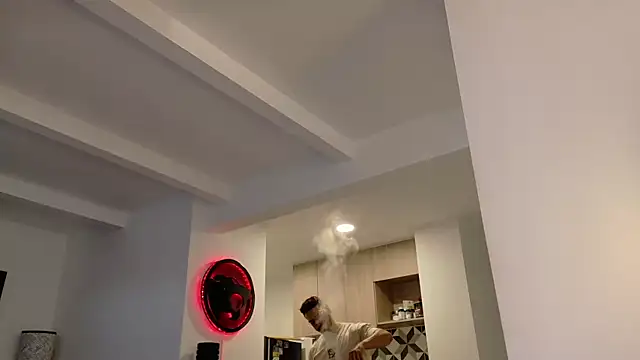 Snapshot of tony_muscle chatting on November 24, 9:47 pm tony muscle online show from November 24, 9:47 pm