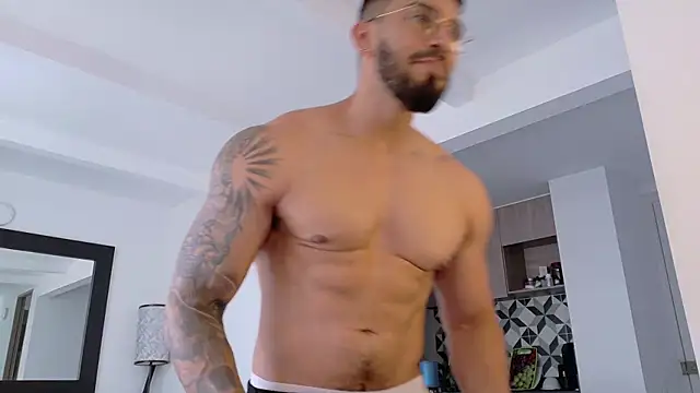 Snapshot of tony_muscle chatting on November 26, 8:43 pm tony muscle online show from November 26, 8:43 pm