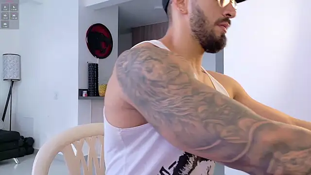 Snapshot of tony_muscle chatting on November 30, 9:30 pm tony muscle online show from November 30, 9:30 pm