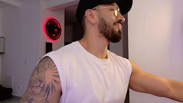 Snapshot of tony_muscle chatting on December 1, 10:37 pm tony muscle online show from December 1, 10:37 pm