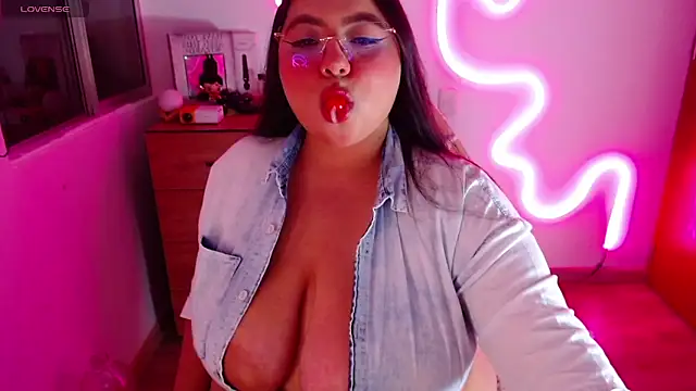 Snapshot of Rebeca_charme21 chatting on January 19, 5:15 am Rebeca charme21 online show from January 19, 5:15 am