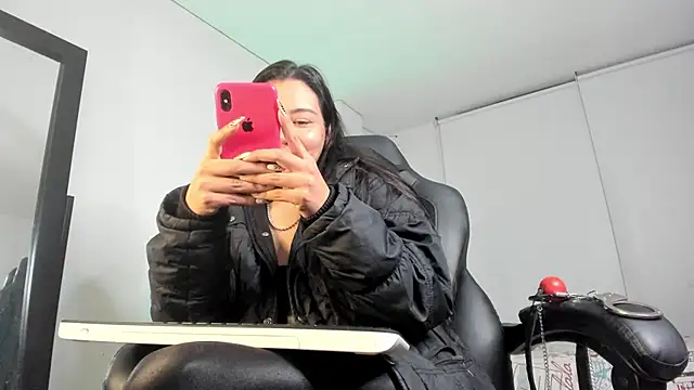 charlotte joliedart online show from January 3, 4:11 am