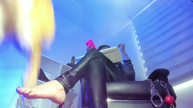 charlotte joliedart online show from October 15, 8:09 pm