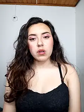 Snapshot of Emi_chik chatting on December 5, 4:20 am Emi chik online show from December 5, 4:20 am