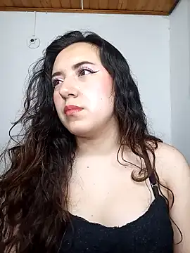 Snapshot of Emi_chik chatting on December 6, 1:18 am Emi chik online show from December 6, 1:18 am