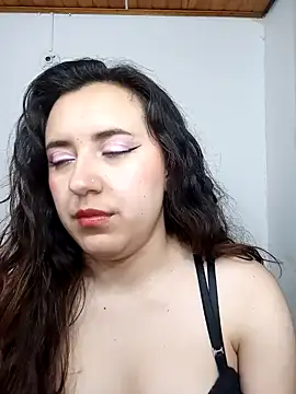 Snapshot of Emi_chik chatting on December 6, 4:36 am Emi chik online show from December 6, 4:36 am