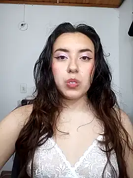 Snapshot of Emi_chik chatting on December 15, 1:46 am Emi chik online show from December 15, 1:46 am