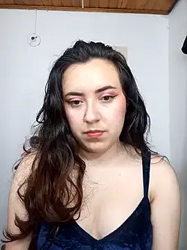 Snapshot of Emi_chik chatting on December 20, 2:08 am Emi chik online show from December 20, 2:08 am