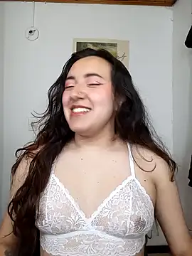 Snapshot of Emi_chik chatting on December 22, 1:01 am Emi chik online show from December 22, 1:01 am