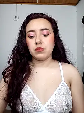 Snapshot of Emi_chik chatting on December 29, 3:00 am Emi chik online show from December 29, 3:00 am