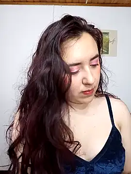 Snapshot of Emi_chik chatting on February 7, 3:45 am Emi chik online show from February 7, 3:45 am