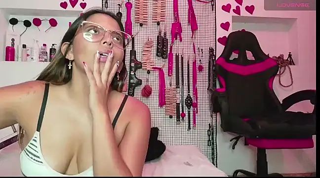 Snapshot of Megaan_Greey chatting on March 4, 10:05 pm Megaan Greey online show from March 4, 10:05 pm