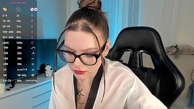 Snapshot of Marta_May_ chatting on December 13, 7:10 pm Marta May online show from December 13, 7:10 pm