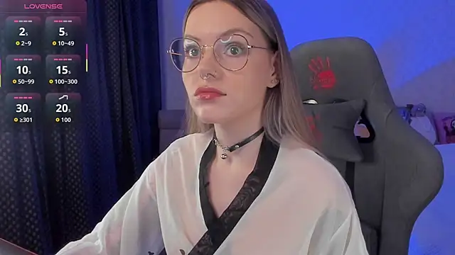 Snapshot of Marta_May_ chatting on November 9, 9:40 am Marta May online show from November 9, 9:40 am