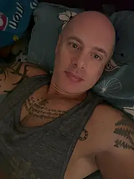 luv2masterb8247 online show from December 18, 12:43 am