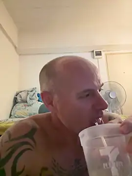 luv2masterb8247 online show from December 26, 7:24 am