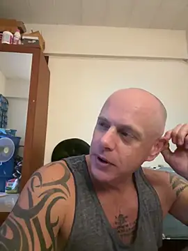 luv2masterb8247 online show from January 20, 5:04 am