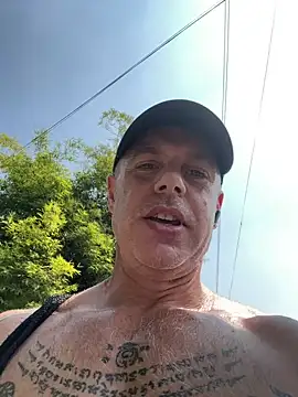 luv2masterb8247 online show from January 27, 12:33 am