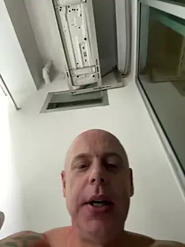 luv2masterb8247 online show from February 25, 8:14 am