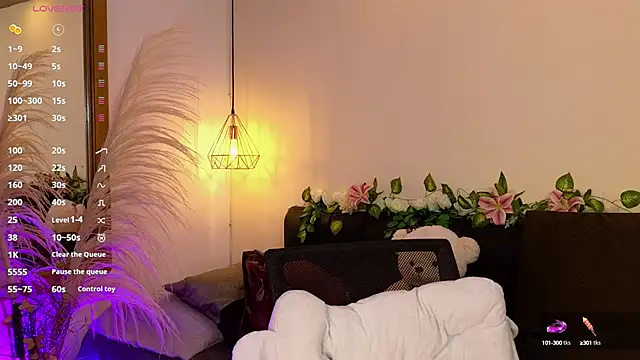 Hannah williams1 online show from October 8, 9:01 pm