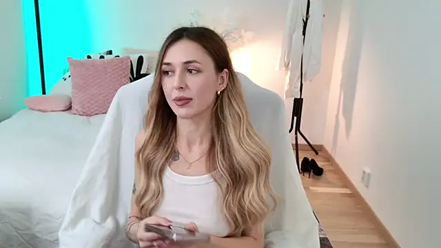 Sophie Enzo online show from January 17, 8:34 am