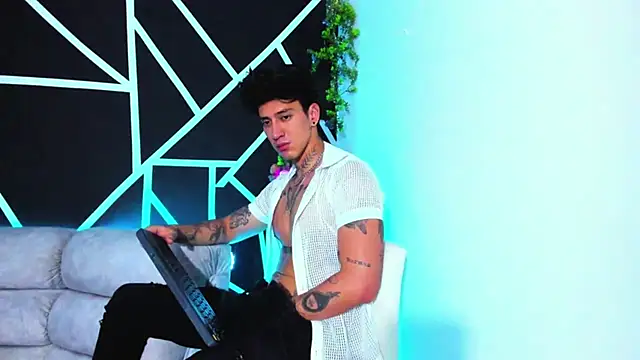 JUSTIN FULLER1 online show from February 7, 12:42 am