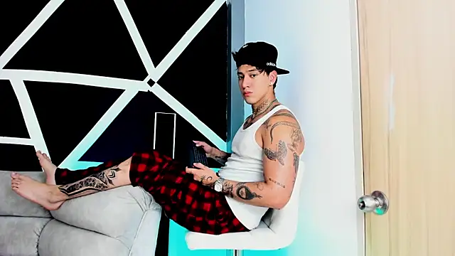 JUSTIN FULLER1 online show from October 17, 6:43 pm